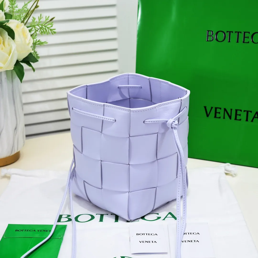 Large happy purple🔻Bottega veneta* new woven small bucket bag latest series# The square bag shape is matched with classic woven elements, drawstring design, minimalism, and has a very large capacity. Every color is beautiful, it is simple and elegant but has a cool style. It can be used by both men and women, and the upper body is fashionable and classy! Style number: 6612# Large size; 19cm